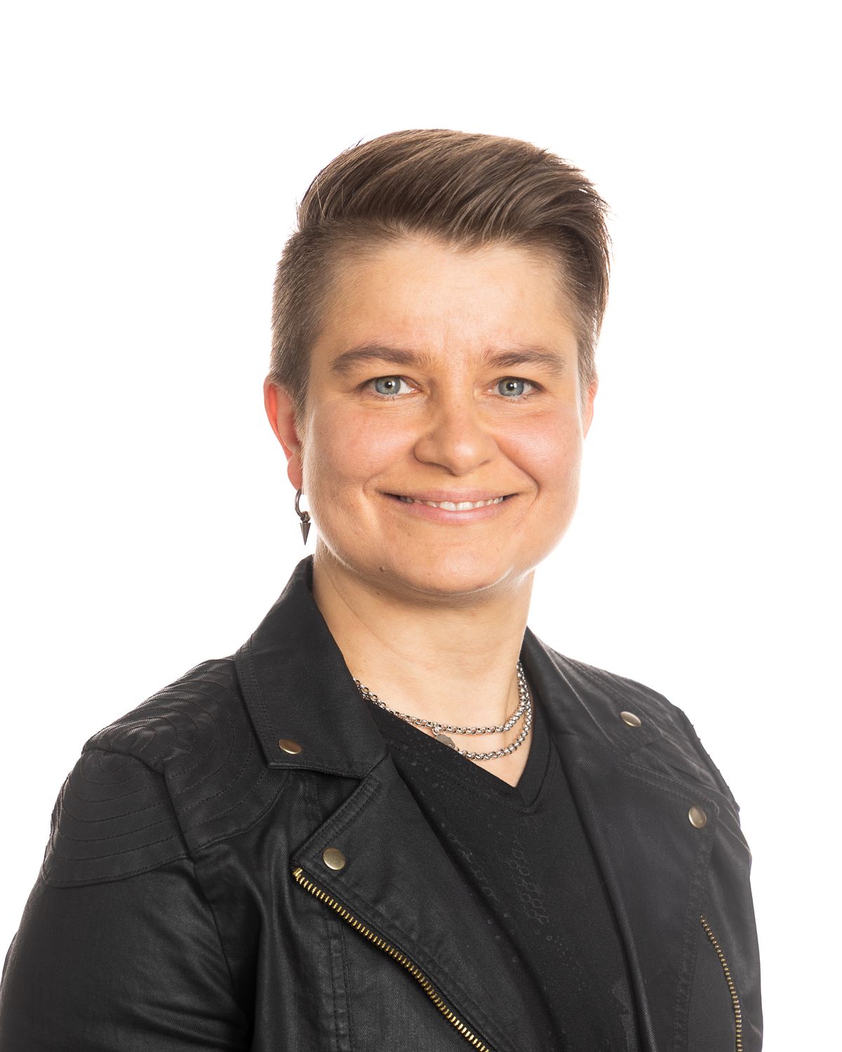 Raisa Ranta hymyilee nahkatakissa